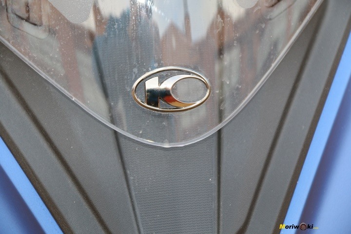 El Kymco Xciting 400 S con el logo de la marca en su frontal. El Kymco Xciting 400 S con el logo de la marca en su frontal.
