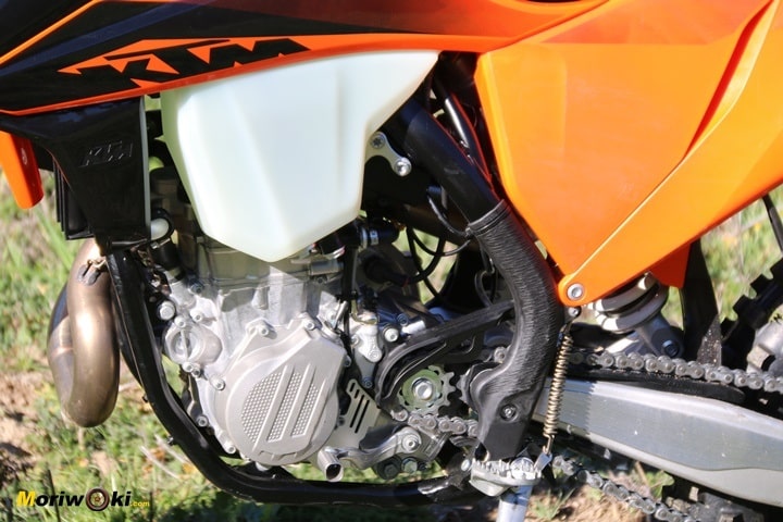 La KTM EXC 450 F con su nuevo motor 2020 visto por la izquierda. La KTM EXC 450 F con su nuevo motor 2020 visto por la izquierda.