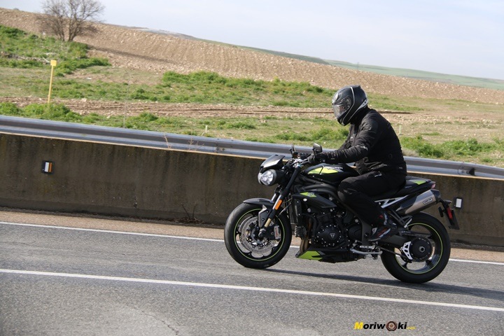 La Triumph Speed Triple 1050 RS en aceleración. La Triumph Speed Triple 1050 RS en aceleración.