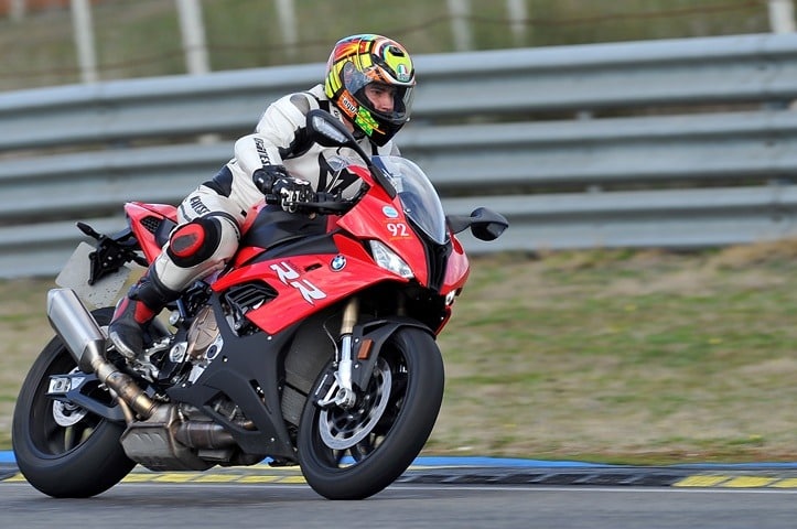 Paso del motocross a una pista de velocidad con una BMW S1000RR directamente. Paso del motocross a una pista de velocidad con una BMW S1000RR directamente.