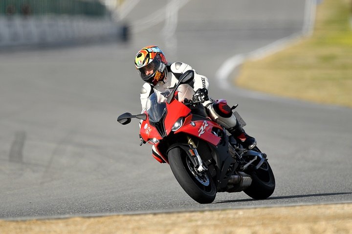 Piloto de motocrossen la frenada de final de la recta del Jarama Piloto de motocrossen la frenada de final de la recta del Jarama