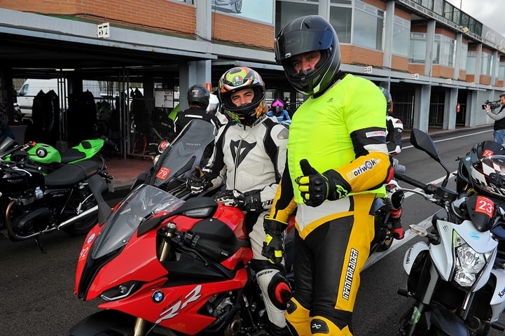 Pit lane con Fran Garcia y la s1000rr Pit lane con Fran Garcia y la s1000rr