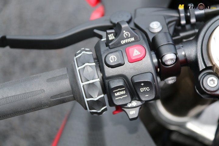 La imponente botonera situada sobre la piña izquierda de la BMW S1000RR 2019.