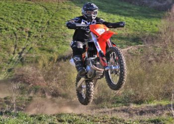 Prueba KTM EXC 450 F volando en plena trialera