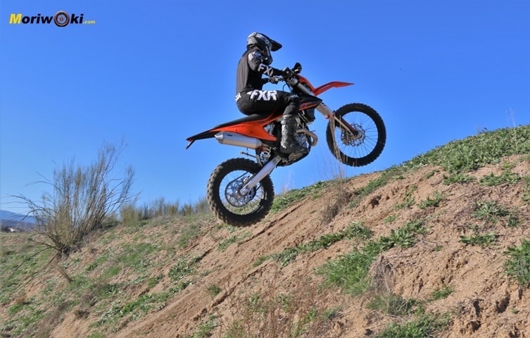 La KTM EXC 450 2020 coronando con salto una subida. La KTM EXC 450 2020 coronando con salto una subida.
