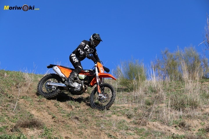 KTM EXC 450 F bajando atravesada. KTM EXC 450 F bajando atravesada.