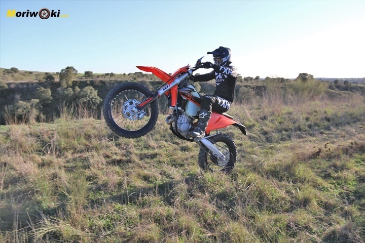 Caballito con la KTM EXC 450 F 2020 en primer plano. Caballito con la KTM EXC 450 F 2020 en primer plano.