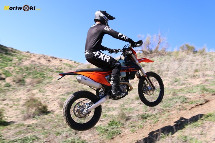 Saltando en subida con la KTM EXC 450 F 2020. Saltando en subida con la KTM EXC 450 F 2020.