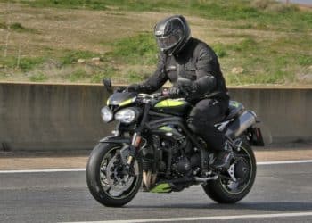 Prueba Triumph Speed Triple 1050 RS con la carretera humeda
