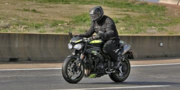 Prueba Triumph Speed Triple 1050 RS con la carretera humeda
