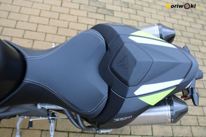 Asiento con colín de la Triumph Speed Triple 1050 RS. Asiento con colín de la Triumph Speed Triple 1050 RS.