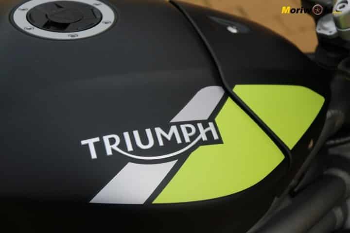 Triumph Speed Triple 1050 RS. Emblema en el depósito. Triumph Speed Triple 1050 RS. Emblema en el depósito.