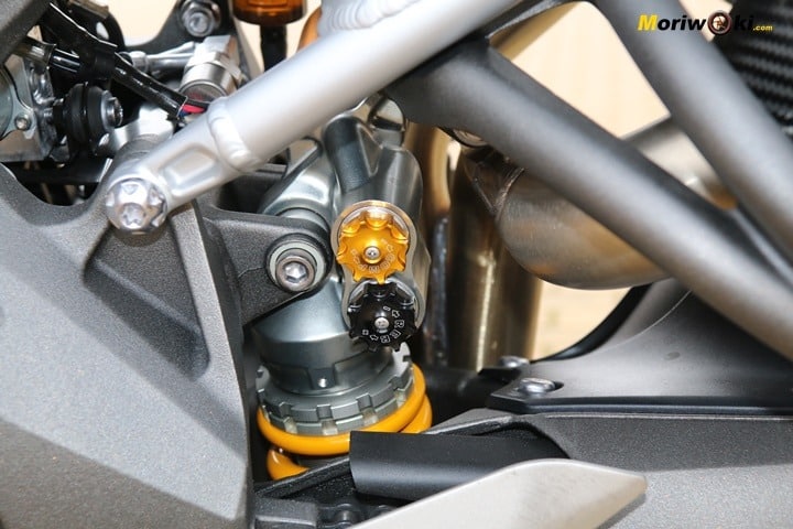 Regulación del amortiguador trasero en la Triumph Speed Triple 1050 RS. Regulación del amortiguador trasero en la Triumph Speed Triple 1050 RS.