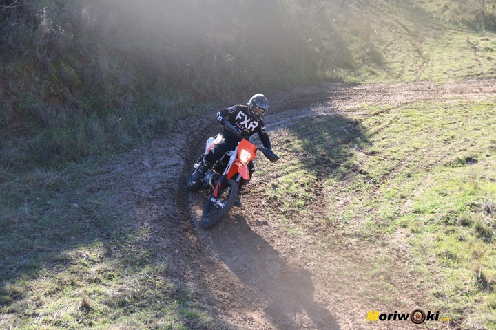 Salida de curva con la KTM EXC 450 2020. Salida de curva con la KTM EXC 450 2020.