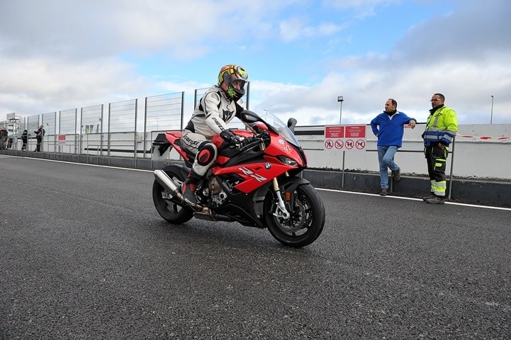 Piloto de motocross saliendo al Jarama mojado con una S1000RR en modo Race Piloto de motocross saliendo al Jarama mojado con una S1000RR en modo Race