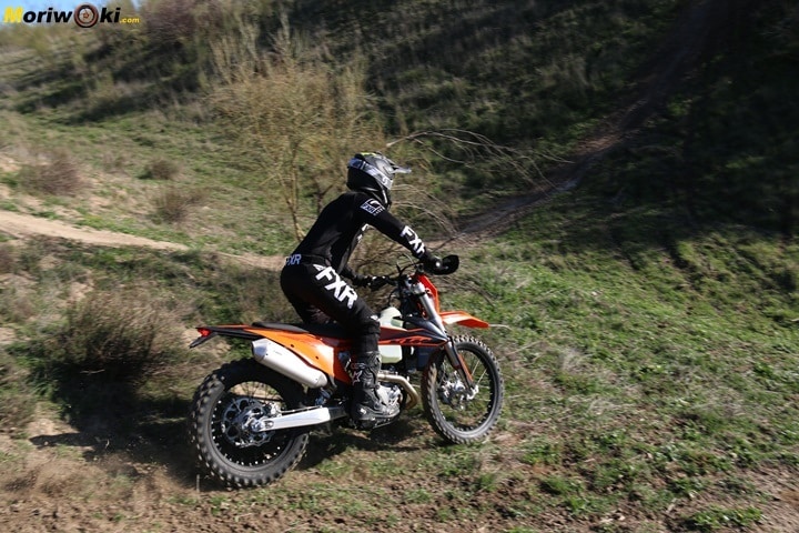 Las suspensiones comprimidas de la KTM EXC 450 F 2020. Las suspensiones comprimidas de la KTM EXC 450 F 2020.