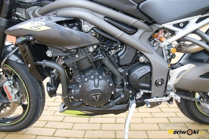 La Triumph Speed Triple 1050 RS. Lateral derecho del tricilíndrico. La Triumph Speed Triple 1050 RS. Lateral derecho del tricilíndrico.