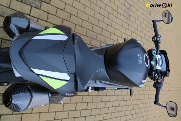 Posicion sobre la Triumph Speed Triple 1050 RS. Posicion sobre la Triumph Speed Triple 1050 RS.