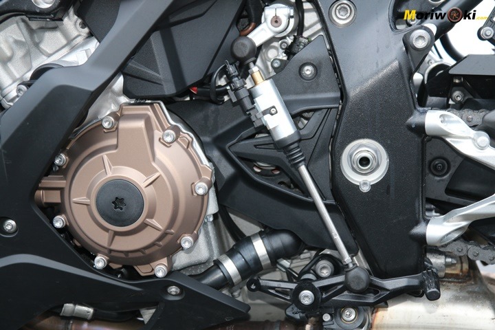 Detalle del quick shifter en la BMW S1000RR.