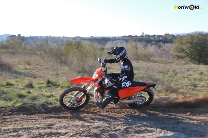 Abriendo gas a fondo en la Comparativa enduro 2T & 4T. Abriendo gas a fondo en la Comparativa enduro 2T & 4T.