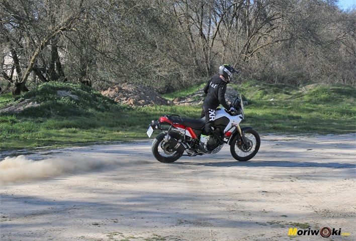 Prueba Yamaha Tenere 700 en una derrapada larga y controlada. Prueba Yamaha Tenere 700 en una derrapada larga y controlada.