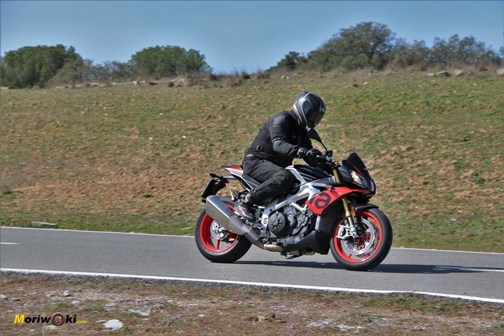 El giro con la Aprilia Tuono V4 1100 Factory MY19 El giro con la Aprilia Tuono V4 1100 Factory MY19