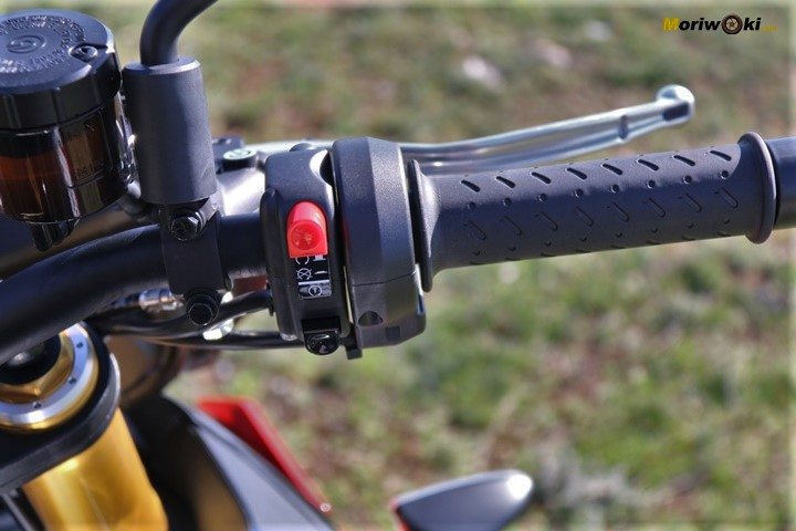 Acelerador electrónico de la Tuono V4 1100 Factory MY19 en Con electrónica y sin electrónica en una moto. Acelerador electrónico de la Tuono V4 1100 Factory MY19 en Con electrónica y sin electrónica en una moto.