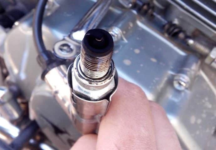 La bujía en un motor de cuatro tiempos. La bujía en un motor de cuatro tiempos.