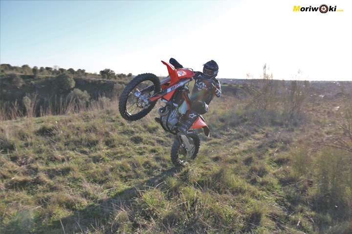 Comparativa enduro 2T & 4T con el resplandor del atardecer. Comparativa enduro 2T & 4T con el resplandor del atardecer.