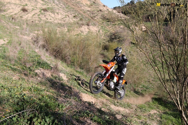 Comparativa enduro 2T & 4T trepando por una trialera de tierra. Comparativa enduro 2T & 4T trepando por una trialera de tierra.