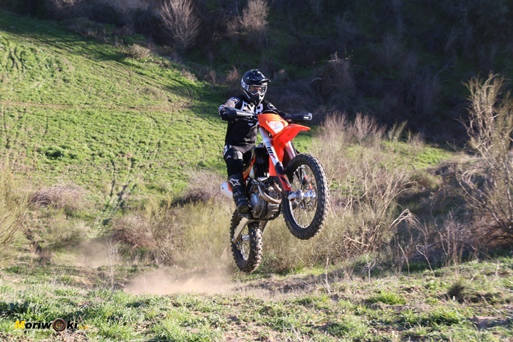 Comparativa enduro 2T & 4T. Se puede salir volando en una trialera. Comparativa enduro 2T & 4T. Se puede salir volando en una trialera.
