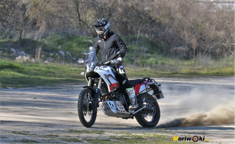 Cruzando la Yamaha Tenere 700 sobre el camino. Cruzando la Yamaha Tenere 700 sobre el camino.