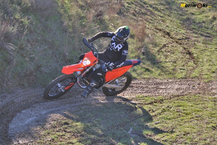 Curva a izquierdas en la Comparativa enduro 2T & 4T Curva a izquierdas en la Comparativa enduro 2T & 4T