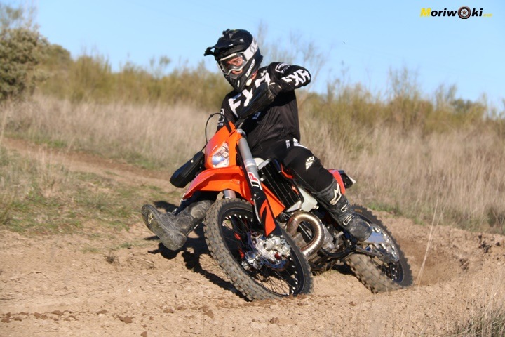 Curva con peralte en la Comparativa enduro 2T & 4T. Curva con peralte en la Comparativa enduro 2T & 4T.