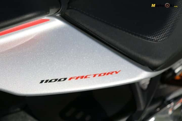 Emblema de la Aprilia Tuono V4 1100 Factory MY19 Emblema de la Aprilia Tuono V4 1100 Factory MY19