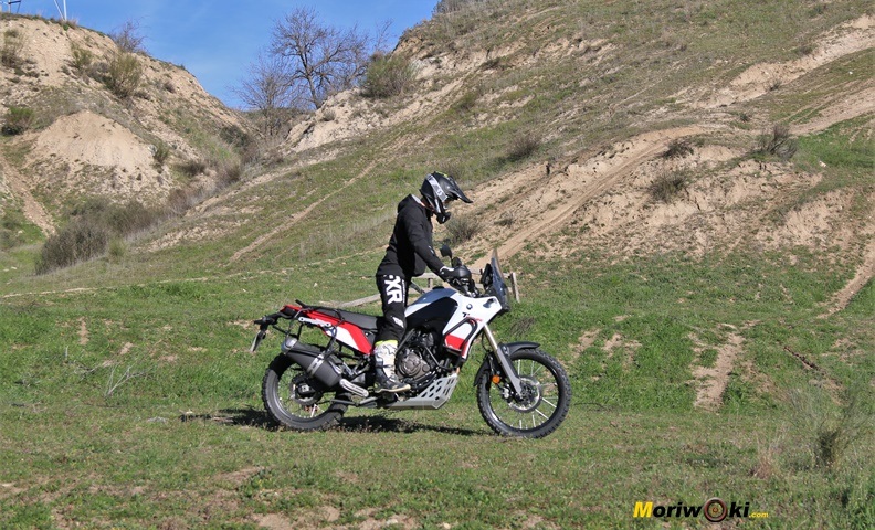 Posición off road sobre la Yamaha Ténéré 700 en versión Explorer. Posición off road sobre la Yamaha Ténéré 700 en versión Explorer.