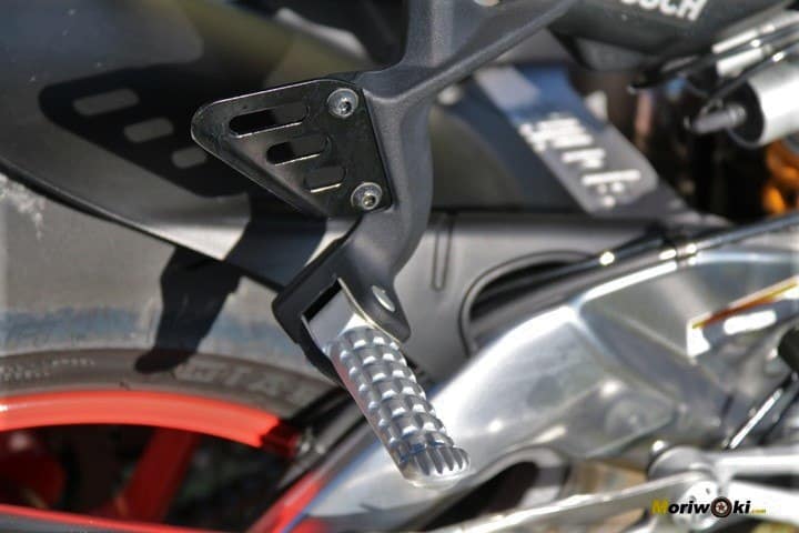 Estribera pasajero de la Aprilia Tuono V4 1100 Factory MY19. Estribera pasajero de la Aprilia Tuono V4 1100 Factory MY19.