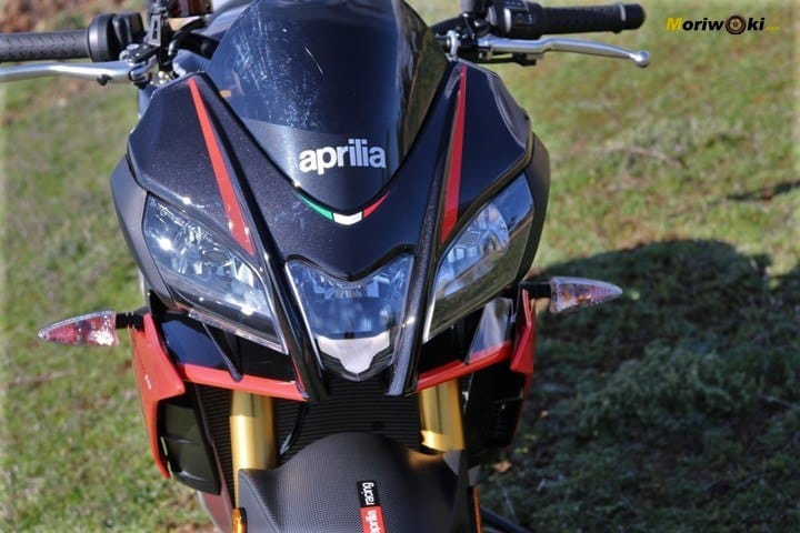 Frontal de La posicion sobre La electronica de la Aprilia Tuono V4 1100 Factory MY19. Frontal de La posicion sobre La electronica de la Aprilia Tuono V4 1100 Factory MY19.