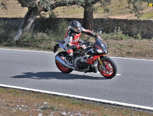 La Aprilia Tuno V4 1100 Factory MY19 en la comparativa con y sin electrónica. La Aprilia Tuno V4 1100 Factory MY19 en la comparativa con y sin electrónica.