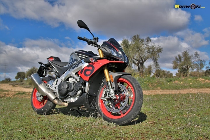 La imponente planta de la Aprilia Tuono V4 1100 Factory MY19. La imponente planta de la Aprilia Tuono V4 1100 Factory MY19.