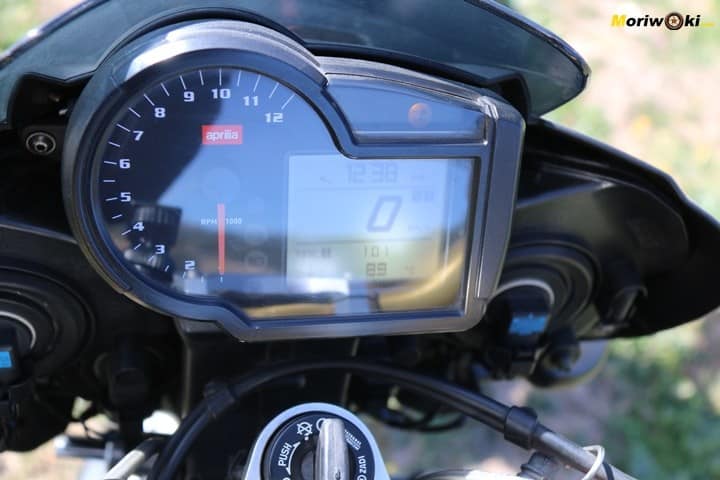 La pantalla analógica de la Aprilia Tuono V2 mil de 2006. La pantalla analógica de la Aprilia Tuono V2 mil de 2006.