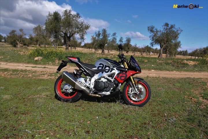La Aprilia Tuono V4 1100 Factory MY19 y su imponente planta. La Aprilia Tuono V4 1100 Factory MY19 y su imponente planta.
