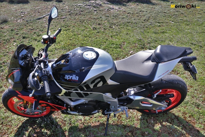 La posicion sobre la Aprilia Tuono V4 1100 Factory MY19 La posicion sobre la Aprilia Tuono V4 1100 Factory MY19