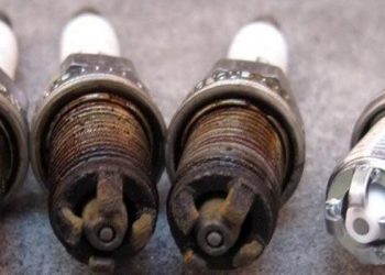 Las bujias de moto en mal estado.