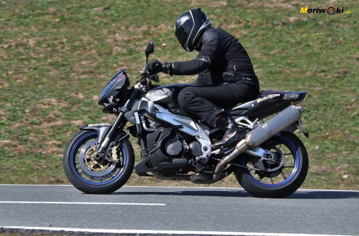 Paso con la Aprilia analogica Con electronica y sin electronica en una moto Paso con la Aprilia analogica Con electronica y sin electronica en una moto