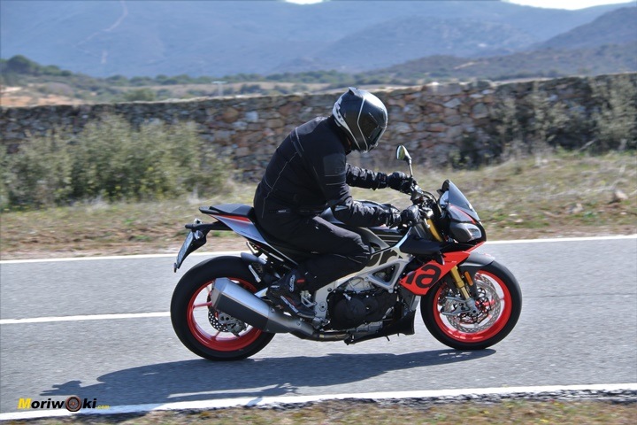 El paso de la Aprilia Tuono V4 1100 Factory MY19 en Con electrónica y sin electrónica en una moto. El paso de la Aprilia Tuono V4 1100 Factory MY19 en Con electrónica y sin electrónica en una moto.