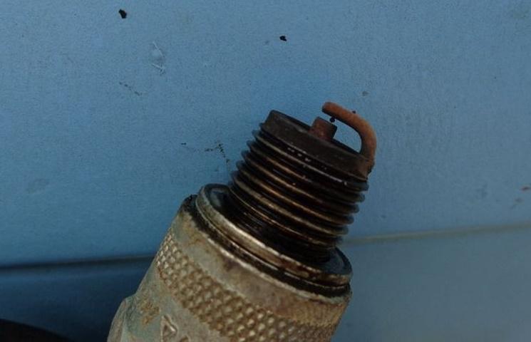 Perla de la bujia de una moto. Perla de la bujia de una moto.
