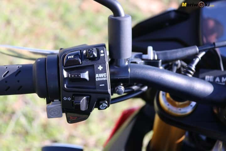 Piña de control en Con electrónica y sin electrónica en una moto. Piña de control en Con electrónica y sin electrónica en una moto.