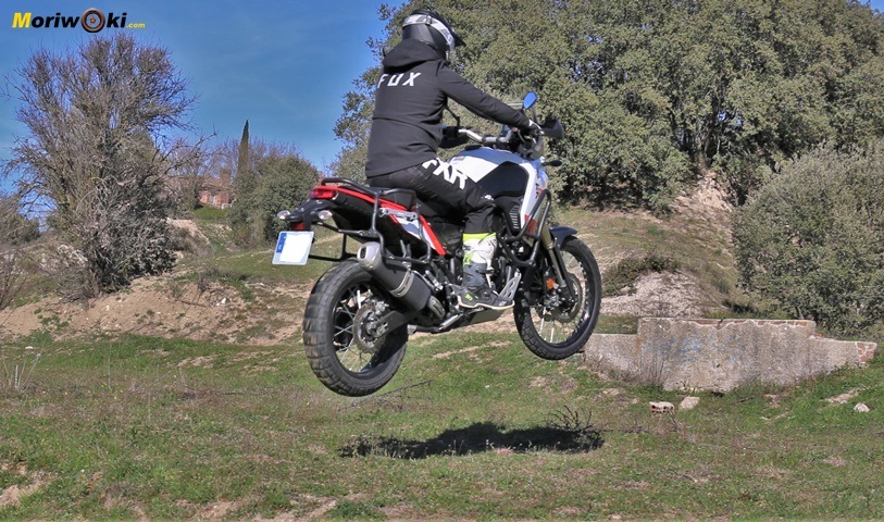 Prueba Yamaha Tenere 700 Saltando sobre una pradera. Prueba Yamaha Tenere 700 Saltando sobre una pradera.