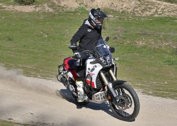 Prueba de la Yamaha Ténéré 700 en versión Explorer derrapando.